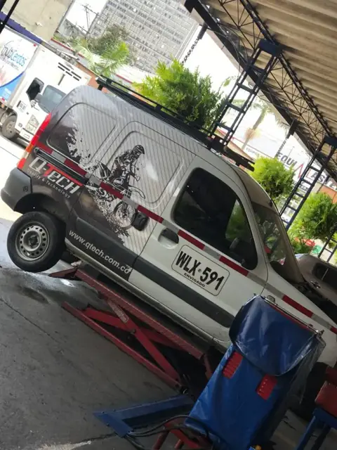 Vehículo comercial en revisión