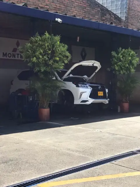 Camioneta con el capó abierto en revisión