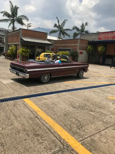 Carro clásico en el patio de Frenoteca