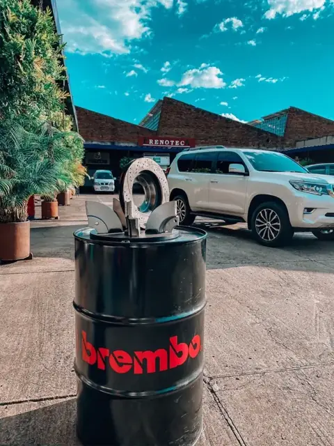 Barril de Brembo en el patio