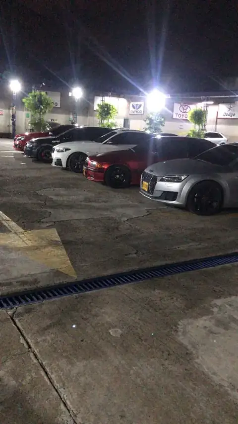 El taller de noche, con carros listos para entregar