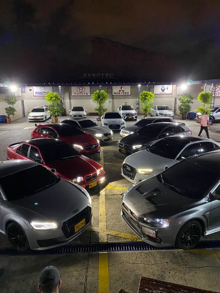 Taller de frenos Frenoteca en Medellín con carros listos para entregar